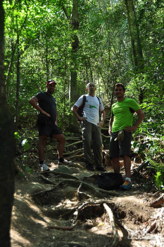 Com o Álvaro e o Valentín no trecho de mata da trilha da Pedra da Gavea, no Parque Nacional da Tijuca, no Rio de Janeiro